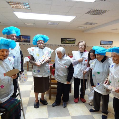 Algunas internas durante una actividad plástica