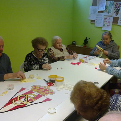 Internas en un taller de manualidades